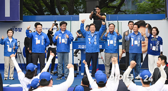 이재명 더불어민주당 대선 후보가 2일 오후 경기도 성남시 야탑역 광장에서 열린 선거유세 에서 지지를 호소하고 있다. [사진=곽영래 기자]
