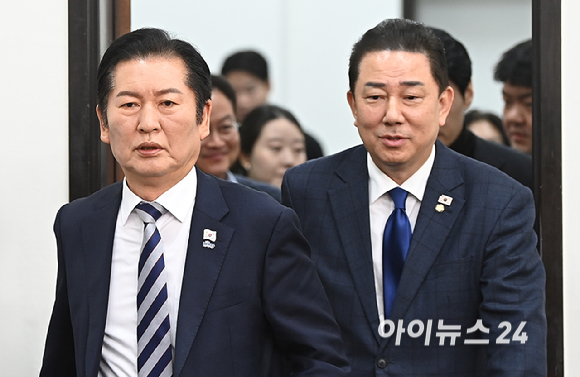 더불어민주당 정청래 대표와 김병기 원내대표가 21일 서울 여의도 국회에서 열린 최고위원회의에 참석하고 있다. [사진=곽영래 기자]