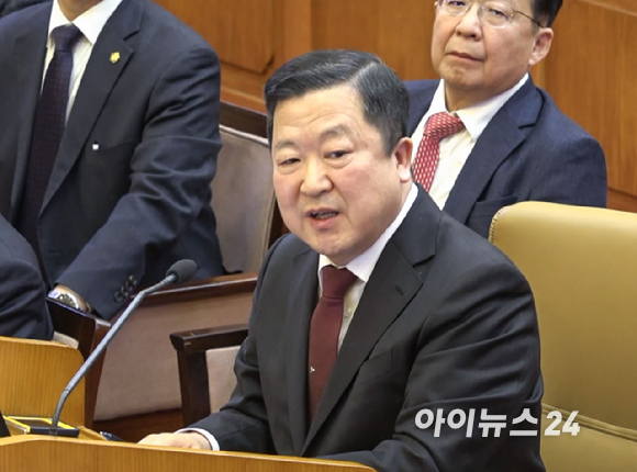 박춘섭 대통령실 경제수석이 6일 서울 종로구 헌법재판소에서 열린 윤석열 대통령 탄핵 심판 6차 변론에 증인으로 출석해 청구인인 국회 측 대리인들의 질문에 답하고 있다. 2025.2.6 [사진=헌법재판소 제공. 재판매 및 DB 금지]