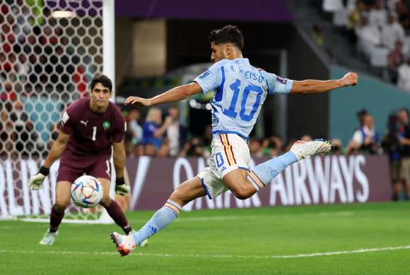 6일(현지시간) 카타르 알라이얀 에듀케이션 시티 스타디움에서 열린 2022 카타르 월드컵 16강전 모로코와 스페인의 경기, 스페인 마르코 아센시오가 슛을 하고 있다. [사진=뉴시스]