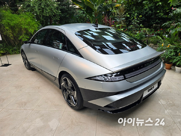 현대차 연구원이 28일 경기도 고양 현대모터스튜디오 고양에서 열린 '더 뉴 아이오닉 6 테크토크' 행사에서 차량에 적용된 기술에 대해 설명하고 있다. [사진=김종성 기자]