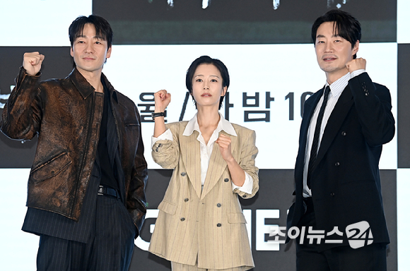 배우 박해수, 곽선영, 이희준이 13일 서울 구로구 더 세인트에서 열린 ENA 새 월화 '허수아비' 제작발표회에서 포토타임을 갖고 있다. [사진=곽영래 기자]