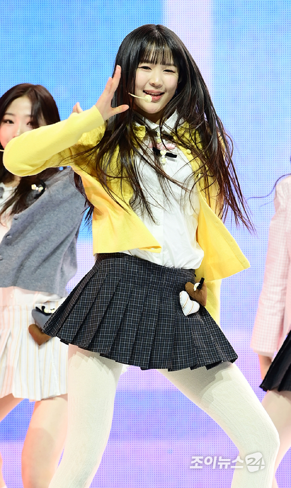 그룹 하츠투하츠 예온이 24일 오후 서울 광진구 예스24라이브홀에서 열린 하츠투하츠(Hearts2Hearts) 첫 번째 싱글앨범 '더 체이스' 발매 기념 쇼케이스에서 데뷔곡 '더 체이스' 무대를 선보이고 있다. [사진=정소희 기자]