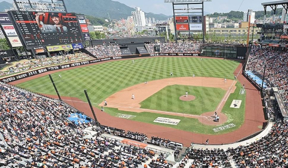 매크로 프로그램을 이용해 프로야구 경기 입장권을 대량 구매한 후 웃돈을 받고 판 혐의로 30대가 검찰에 송치됐다. 기사와 직접 관련이 없는 이미지. [사진=연합뉴스]