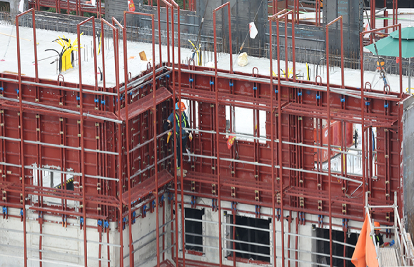 서울 시내 한 건설 현장에서 작업자들이 작업을 하고 있다. 기사 내용과 연관 없는 사진. [사진=연합뉴스]
