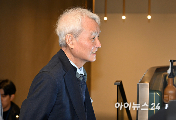 강성두 영풍사장이 24일 오전 서울 중구 코리아나호텔에서 열린 제52기 고려아연 정기 주주총회에서 관계자와 이동하고 있다. [사진=곽영래 기자]