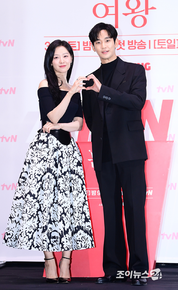 배우 김지원과 김수현이 7일 오전 서울 구로구 라마다호텔에서 열린 tvN 새 토일드라마 '눈물의 여왕'(극본 박지은 연출 장영우 김희원) 제작발표회에 참석하고 있다. [사진=정소희 기자]