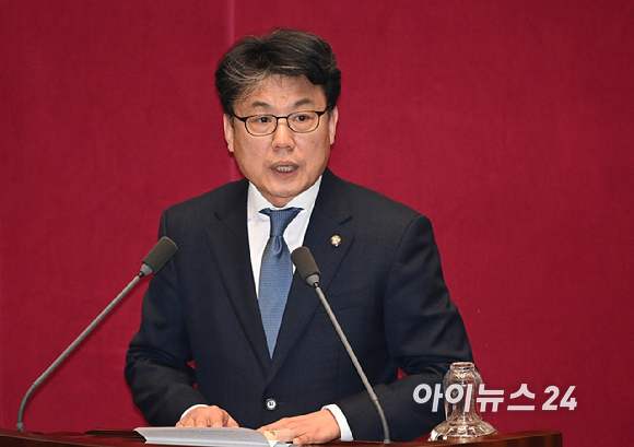 진성준 신임 예결위원장이 12일 서울 여의도 국회에서 열린 본회의에서 인사말을 하고 있다. [사진=곽영래 기자]