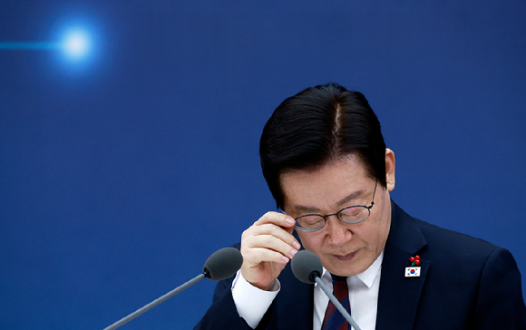 이재명 대통령이 11일 세종시 정부세종컨벤션센터에서 열린 '2026년 대도약하는 경제, 신뢰받는 데이터' 기획재정부(국세청·관세청·조달청)-국가데이터처 업무보고에서 자료를 살펴보고 있다. 2025.12.11 [대통령실통신사진기자단] [사진=연합뮤뉴스]