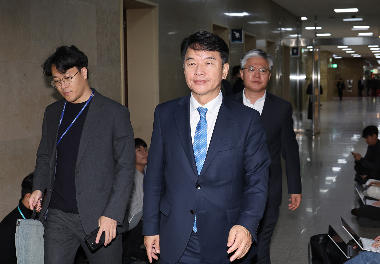 지난 10월 28일 서울 여의도 국회에서 더불어민주당 문진석 원내수석부대표가 국민의힘 유상범 원내수석부대표를 만나러 가고 있다. 2025.10.28 [사진=연합뉴스]