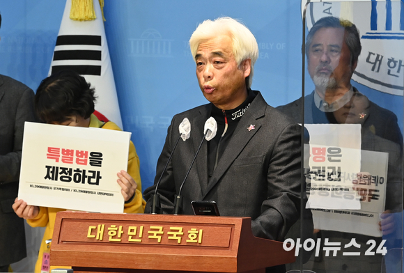 이종철 10·29 이태원 참사 유가족협의회 대표가 23일 오전 서울 여의도 국회 소통관에서 열린 10.29 이태원참사 진상규명 특별법 국민동의청원 제출 기자회견에서 발언하고 있다. [사진=김성진 기자]