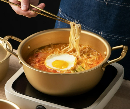 비빔면 때문에 부부 사이 갈등이 생겼다는 사연이 전해졌다. 사진은 AI로 생성한 이미지. [사진=챗GPT]