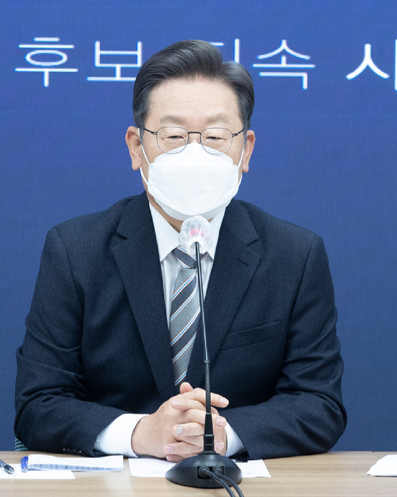 배우 정해인, 그룹 블랙핑크 지수, 조현탁 PD가 16일 온라인으로 진행된 JTBC 새 토일드라마 '설강화 : snowdrop' 제작발표회에 참석해 포즈를 취하고 있다. [사진=JTBC]