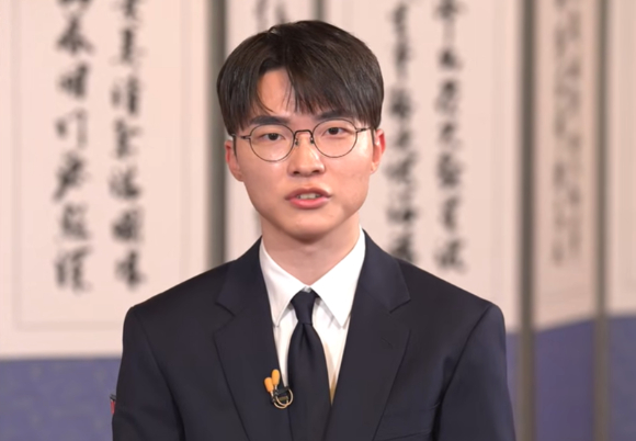 리그오브레전드(LoL)의 전설 '페이커' 이상혁 선수가 김민석 국무총이를 만나 한국 게임 산업의 발전 방향에 대한 의견을 공유했다. 사진은 이 선수. [사진=유튜브 '김민석 TV' 캡처]