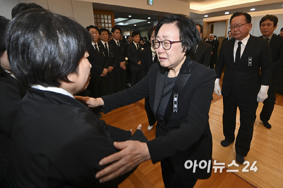 한명숙 전 국무총리가 27일 오전 서울 종로구 서울대학교병원 장례식장에 故 이해찬 전 국무총리의 빈소에서 유가족과 인사하고 있다. [사진=곽영래 기자]