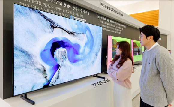 삼성디스플레이 직원들이 초대형 77형 TV용 QD-OLED를 제품을 관람하고 있다. [사진=삼성디스플레이 ]