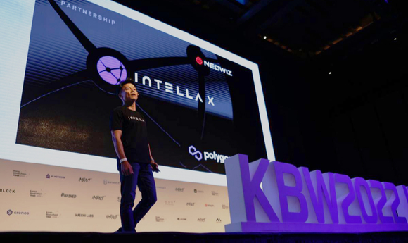 9일 KBW 2022에서 인텔라 X에 대해 발표하고있는 배태근 네오위즈 공동대표 [사진=네오위즈]