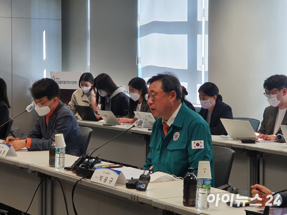 박윤규 과학기술정보통신부 제2차관이 21일 열린 '국내 부가통신사업자 서비스 안정성 긴급 점검회의'를 진행하고 있다. [사진=박진영 기자]