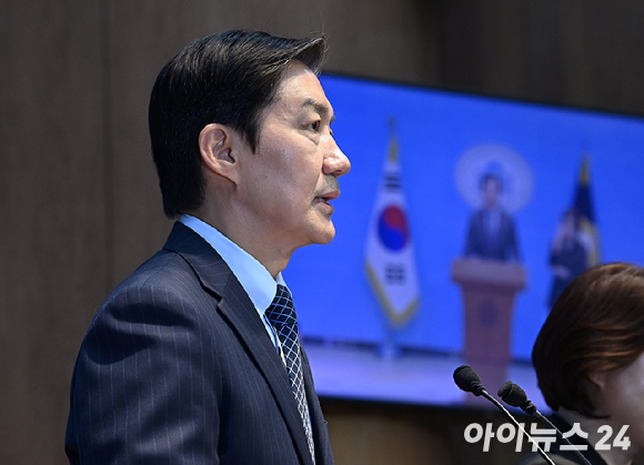조국 조국혁신당 평택을 국회의원 후보가 20일 서울 여의도 국회 소통관에서 기자화견을 하고 있다. [사진=곽영래 기자]