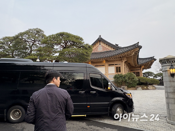 이재용 회장이 18일 서울 이태원동 승지원에서 리사 수 AMD 최고경영자(CEO)와 만찬에 앞서 술잔을 들고 기념 촬영하고 있다. [사진=삼성전자]