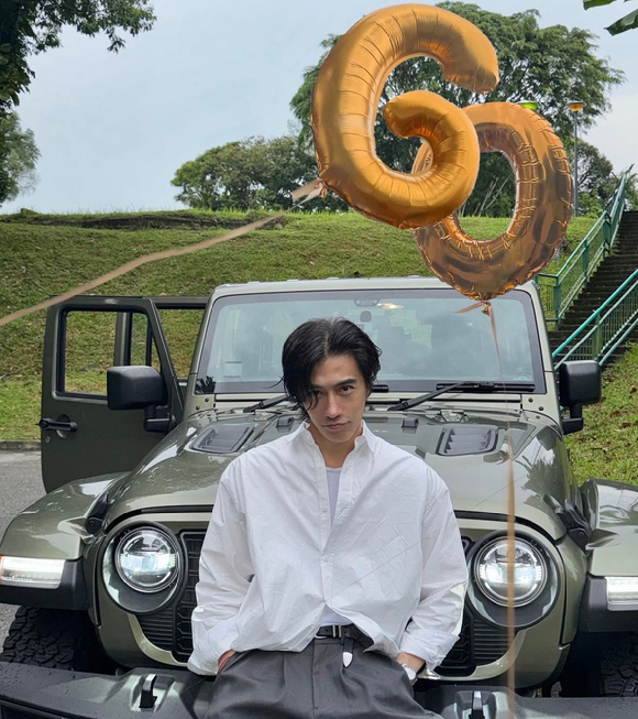 '최강 동안' 외모로 전 세계적인 화제를 모은 싱가포르 사진작가 추안도 탄(Chuando Tan)이 올해 환갑을 맞았다는 소식이 알려졌다. 사진은 환갑을 맞이한 탄. [사진=탄 인스타그램 ]