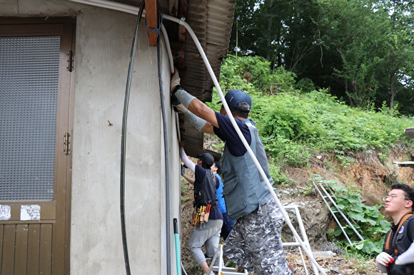 한기대 기술봉사단이 노후된 농가 주택의 전기시설을 점검하고 있다. [사진=한기대]