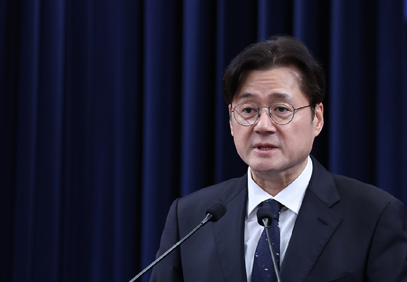 홍익표 정무수석이 12일 청와대 춘추관에서 이날 예정됐다 취소된 이재명 대통령과 더불어민주당 정청래 대표, 국민의힘 장동혁 대표 오찬 관련 브리핑을 하고 있다. 2026.2.12 [사진=연합뉴스]