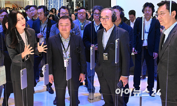 노태문 삼성전자 사장(왼쪽)과 김영섭 KT 대표가 3일(현지시간) 스페인 바르셀로나 피라 그란 비아 전시장에서 개막한 '모바일 월드 콩그레스(MWC) 2025' 삼성 부스에서 만나 인사를 나누고 있다. [사진=사진공동취재단]