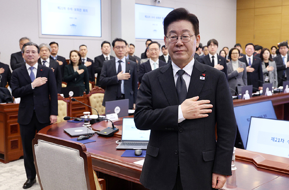 이재명 대통령이 29일 청와대에서 열린 수석보좌관회의에서 국기에 경례하고 있다. 2026.1.29 [사진=연합뉴스]