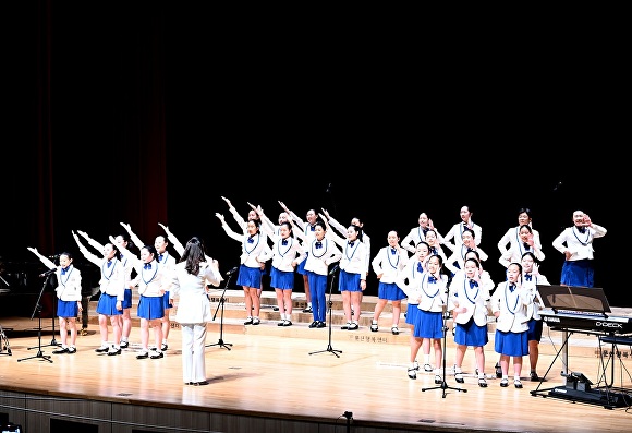 경기도 파주시립합창단이 '파주서 평화를 부르다'는 주제로 합창 공연을 하고 있다. [사진=파주시]