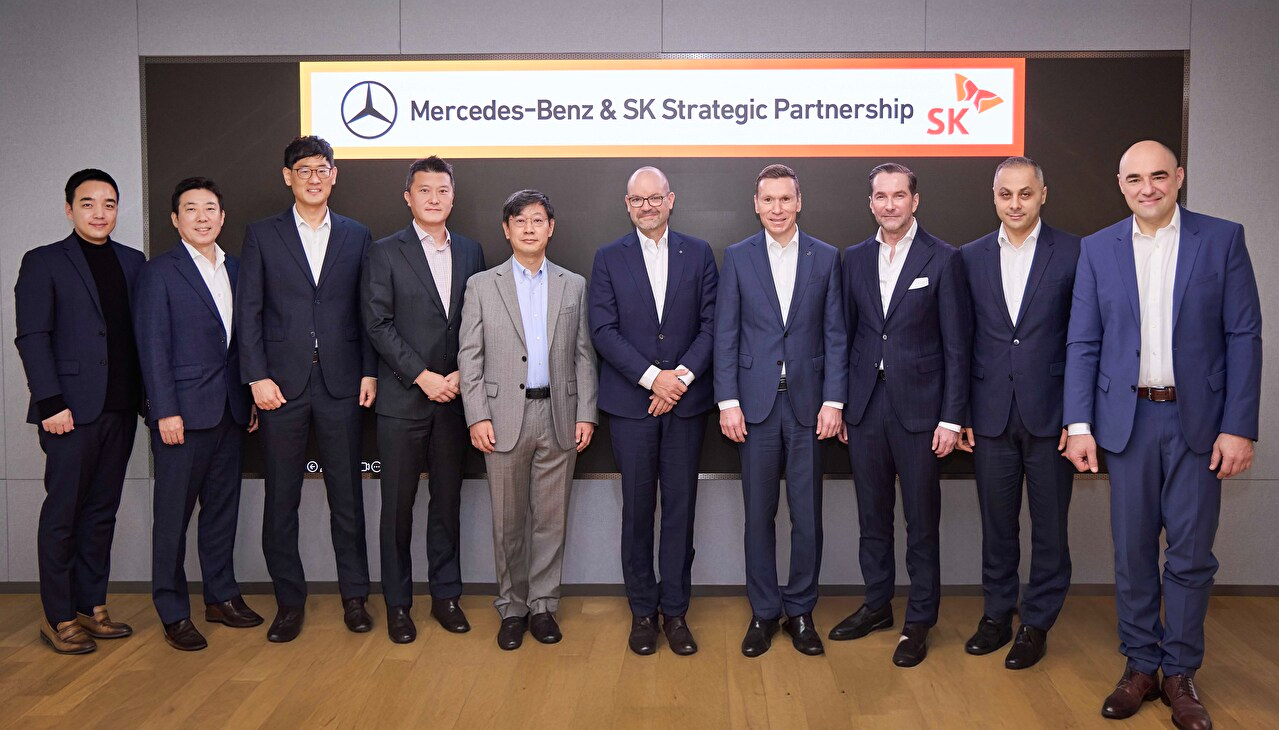 왼쪽부터 박서하 티맵모빌리티 사업총괄, 이재승 SK온 영업총괄, 이재환 티맵모빌리티 대표, 송재승 SK스퀘어 최고투자책임자(CIO), 강욱성 SK하이닉스 차세대상품기획총괄, 요르그 부르저 메르세데스-벤츠 그룹 AG 이사회 멤버 및 최고기술책임자(CTO)이자 개발&구매 총괄, 마티아스 바이틀 메르세데스-벤츠 코리아 대표, 슈테펜 마우어스베르거 메르세데스-벤츠 그룹 AG 아태지역 구매 및 협력사 품질관리 부사장, 컬삿 카르탈 메르세데스 벤츠 R&D 코리아 센터장, 사샤 자고라츠 메르세데스-벤츠 그룹 AG 고전압 및 반도체 구매 총괄이 서울 중구 SKT타워에서 미래 모빌리티 분야 협력 강화를 위한 전략적 파트너십을 논의하고 기념 촬영을 하고 있다. [사진=티맵모빌리티]