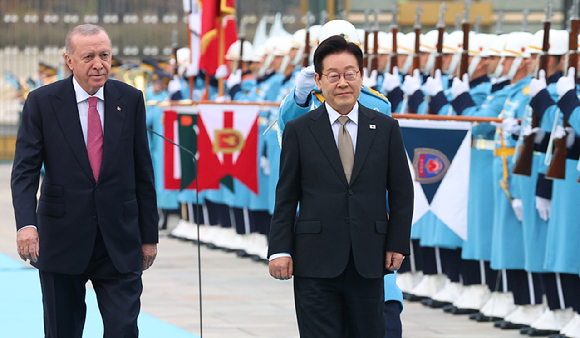 튀르키예를 국빈 방문 중인 이재명 대통령이 24일(현지시간) 앙카라 대통령궁에서 열린 공식 환영식에서 레제프 타이이프 에르도안 튀르키예 대통령과 의장대를 사열하고 있다. 2025.11.24 [사진=연합뉴스]