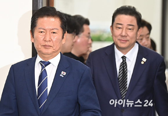 더불어민주당 정청래 당대표와 김병기 원내대표가 13일 오전 서울 여의도 국회에서 열린 최고위원회의에 참석하고 있다. [사진=곽영래 기자]
