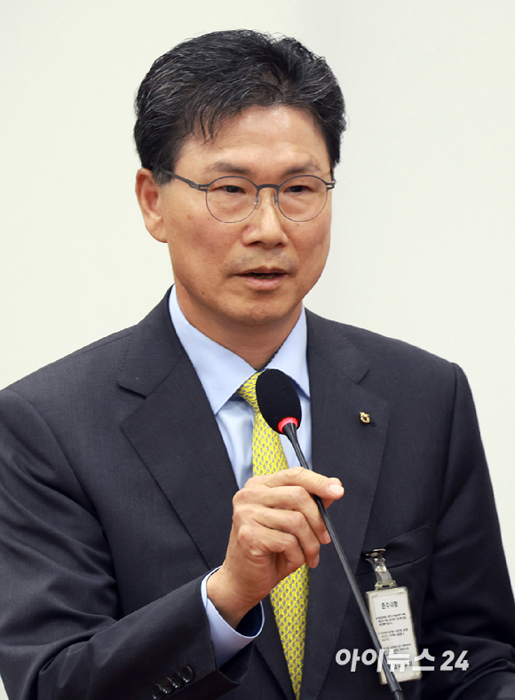 강태영 NH농협은행장이 19일 오후 서울 여의도 국회에서 진행된 정무위원회 금융감독원 등 국정감사에 증인으로 출석하고 있다. [사진=정소희 기자]