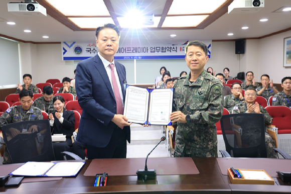 29일 국군수송사령부에서 열린 업무협약 체결식에서 유명섭 에어프레미아 대표(사진 왼쪽)와 방현석 국군수송사령부 사령관이 기념촬영을 하고 있다. [사진=에어프레미아]