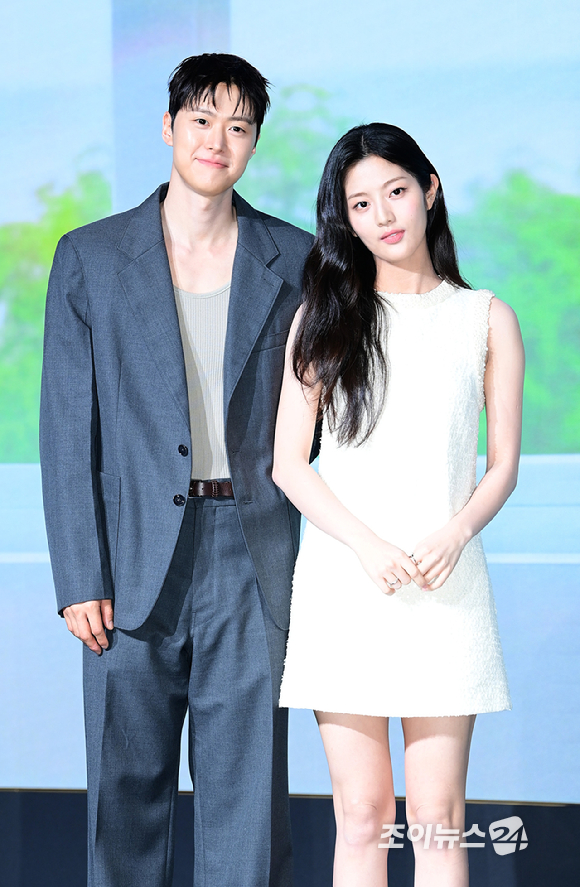 배우 공명과 신은수가 25일 오전 서울 마포구 호텔 나루에서 열린 넷플릭스 영화 '고백의 역사'(감독 남궁선) 제작보고회에 참석하고 있다. [사진=정소희 기자]