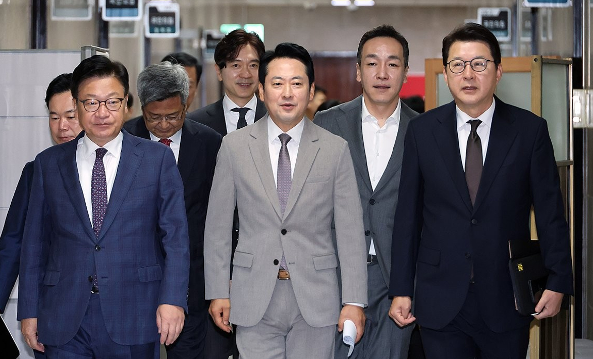 국민의힘 장동혁 대표와 정점식 원내대표 등 지도부가 지난 19일 국회에서 열린 최고위원회의에 입장하고 있다. 2026.10.19 [사진=연합뉴스]