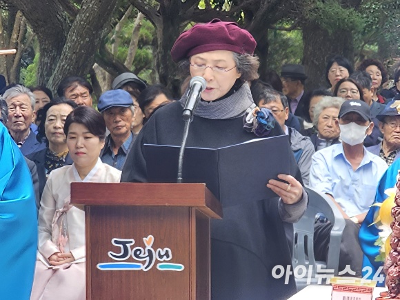 조선시대 제주의 의인 김만덕을 기리는 ‘제45회 김만덕제 봉행 및 김만덕상 시상식’이 20일 오전 10시 제주시 사라봉 모충사에서 열렸다. 고두심 김만덕재단 이사가 김만덕제 봉행 행사에서 ‘김만덕의 일대기’를 낭독하고 있다. [사진=박태진 기자]