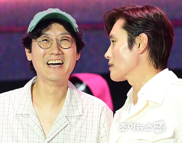 이정재-황동혁 감독-이병헌이 28일 오후 서울시청 앞 서울광장에서 열린 넷플릭스·서울특별시 공동주최 2025 K콘텐츠 서울여행주간 '오징어 게임​' 시즌3 피날레 이벤트에 참석하고 있다. [사진=정소희 기자]