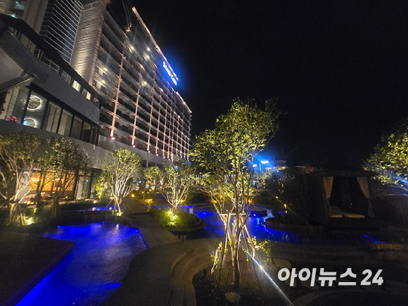 소노캄 경주 실외 풀장에서 보는 보문호수. [사진=박은경 기자]