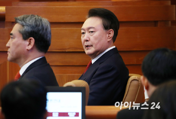 윤석열 대통령이 6일 서울 종로구 헌법재판소 대심판정에서 열린 탄핵 심판 6차 변론에 출석하고 있다. [사진=사진공동취재단]