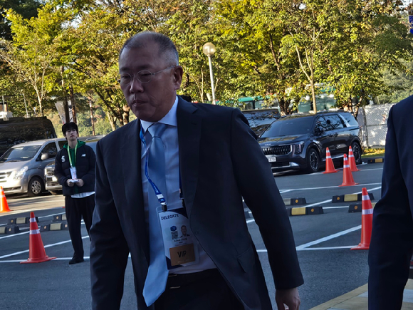 최태원 SK 회장이 29일 경주예술의전당에서 열린 한미 비즈니스 라운드 테이블 및 환영 만찬 참석을 위해 입장하고 있다. [사진=최란 기자]