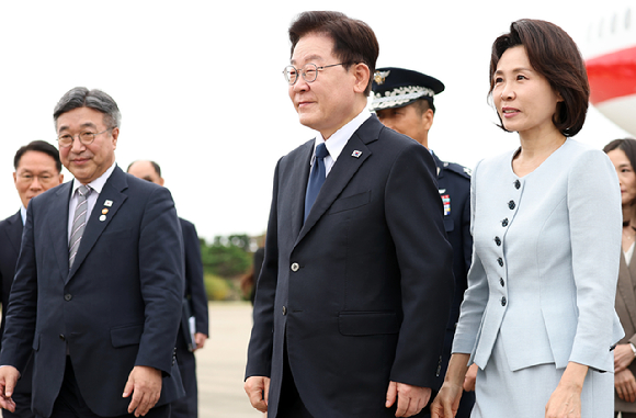 프랑스 국빈 방문 일정을 마치고 귀국한 이재명 대통령과 김혜경 여사가 10일 성남 서울공항에서 이동하고 있다. 2026.9.10 [사진=연합뉴스]