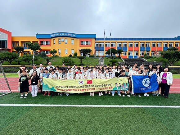 중국 항저우시 충원실험초등학교 교류단이 서귀포시 위미초등학교를 방문, 학생들과 함께 하고 있다. [사진=제주특별자치도교육청]