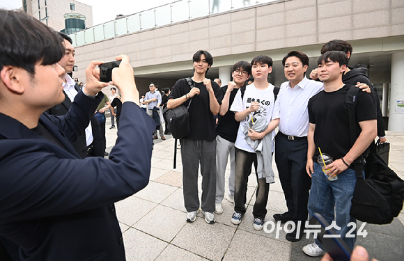 이준석 개혁신당 대선 후보가 21일 경기 성남시 가천대학에서 진행한 '학식먹자 이준석' 행사에서 학생들과 점심을 먹은 뒤 기념촬영을 하고 있다. [사진=곽영래 기자]