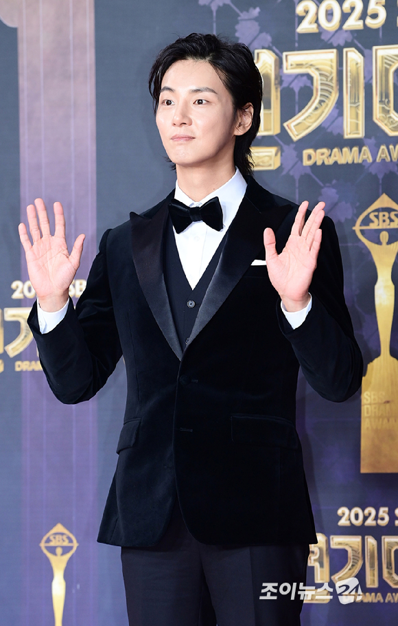 '모범택시3' 배우 윤시윤이 31일 오후 서울 마포구 상암동 SBS 프리즘타워에서 열린&nbsp;2025 SBS 연기대상&nbsp;레드카펫 행사에 참석하고 있다. [사진=정소희 기자]