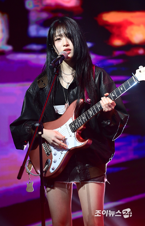 밴드 레이턴시 희연이 18일 오후 서울 마포구 상암동 쇼킹케이팝센터에서 열린 레이턴시(LATENCY) 첫 미니앨범 '레이트 오'클락'(LATE O'CLOCK) 쇼케이스에서 무대를 선보이고 있다. [사진=정소희 기자]