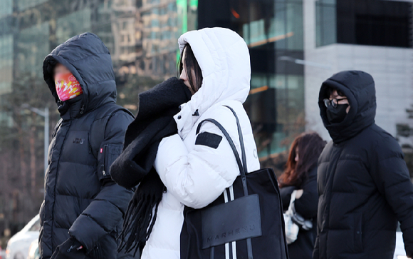 지난달 24일 오전 서울 영등포구 여의도 인근에서 시민들이 이동하고 있다. [사진=뉴시스]