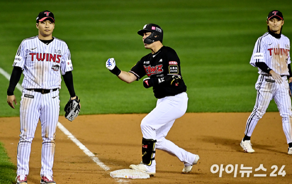 7일 오후 서울 송파구 잠실야구장에서 '2023 KBO 포스트시즌' LG 트윈스와 KT 위즈의 한국시리즈 1차전 경기가 열렸다. 9회초 2사 1루 KT 문상철이 역전 적시 2루타를 때린 뒤 상대 실책을 틈타 3루까지 진루하고 있다. [사진=곽영래 기자]