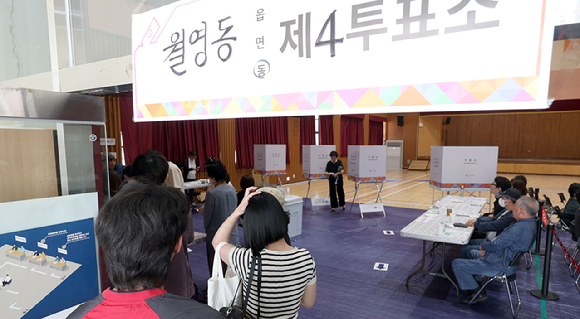 제21대 대통령 선거 본투표일인 3일 경남 창원시 마산합포구 해운중학교 1층 체육관에 마련된 월영동 제4&middot;5 투표소에서 유권자들이 투표를 하고 있다. [사진=연합뉴스]